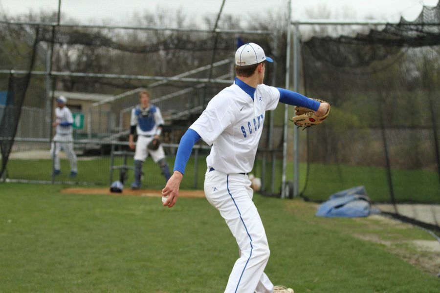 A baseball player getting ready to catch the ball